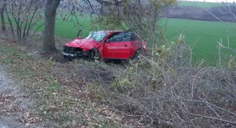 Младеж без книжка се заби в дърво край Разград, има опасност за живота му