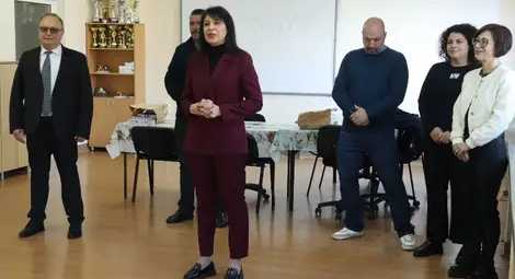 Близо 40 деца от Две могили се учиха на пътна безопасност. Инициативата бе организирана от заместник областния управител Георги Георгиев, а в нея се включиха редица институции