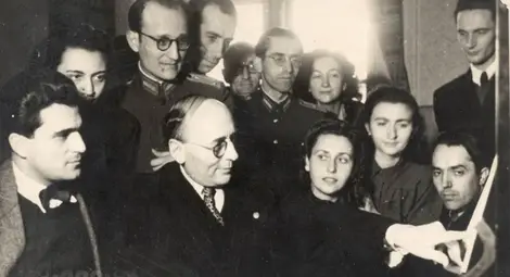  Снимка на Ромео Райчев с диригента проф. Едмондо де Векки и други студенти, сред които Борислав Михайлов и Добрин Петков, 1948 г.