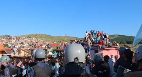 Багери събаряха незаконни къщи, докато полицията арестува роми /галерия/