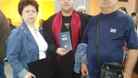 8 години по-късно Филип Тодоров влиза в старата си класна стая, но като учител