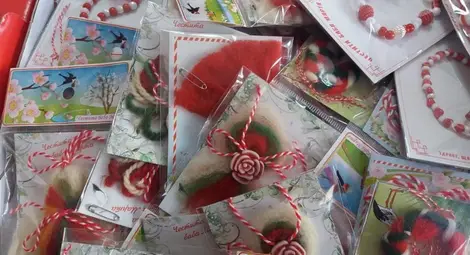 &bdquo;Майки със смели сърца&ldquo; продават  свои мартенички в университета