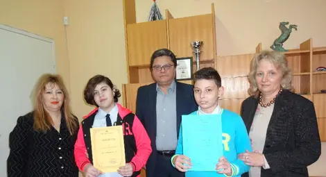 Ученици от &bdquo;Възраждане&ldquo; върнаха изгубена чанта с пари и лекарства