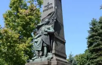 Простотии в миниатюра разцъфтяха отново по паметника на Поборника