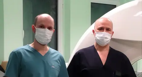 Д-р Илиян Георгиев /вдясно/ и д-р Ивелин Васков от отделение Образна диагностика /вляво/. Д-р Илиян Георгиев /вдясно/ и д-р Ивелин Васков от отделение Образна диагностика /вляво/.