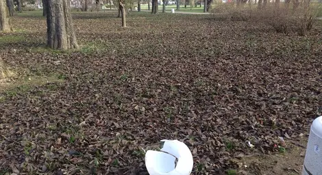 Вандали потрошиха лампите в Парка на възрожденците