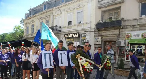 Празнично шествие сложи точка на патронния празник на Строителния Празнично шествие сложи точка на патронния празник на Строителния