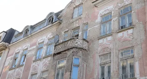 Рушащи се красиви сгради грозят ремонтираната &bdquo;Александровска&ldquo;