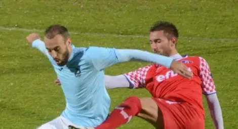 Димитър Георгиев /вляво/ вкара два гола.           Снимка: Архив