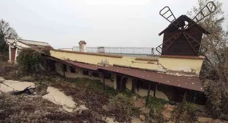 Брегът на "Трифон Зарезан" се свлича с по 1 см на ден към морето /галерия/