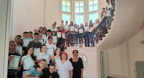 На повече от 100 парчета разделиха  торта &bdquo;Диалог&ldquo; бъдещи гимназисти