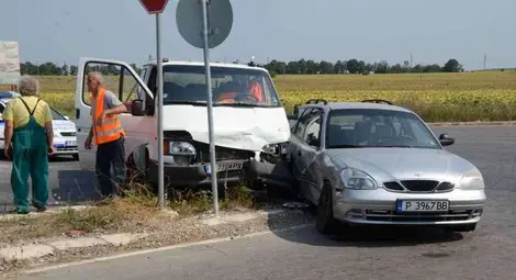 Верижна катастрофа до &bdquo;Джъмбо&ldquo; прати двама с байпас в болницата