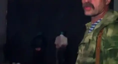 Терорист разстреля двама украински военнопленици пред камера (ВИДЕО 18+)