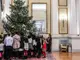 АНА-МПА: Гръцката президентка Сакеларопулу украси коледната елха в президентската резиденция заедно с деца от сиропиталището Хацикириакио