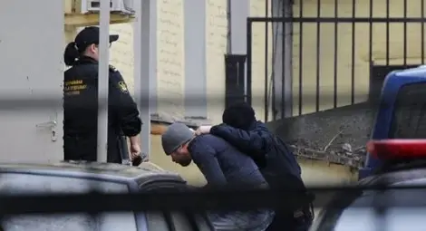 Следствието поиска ареста на петима за убийството на Немцов