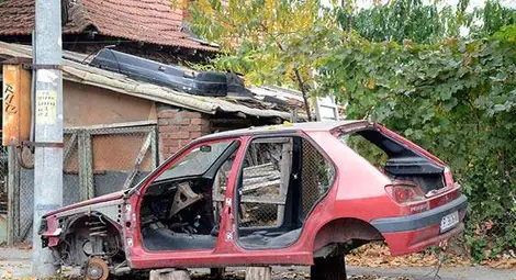 Чистят улиците от изоставени коли по сигнали на граждани