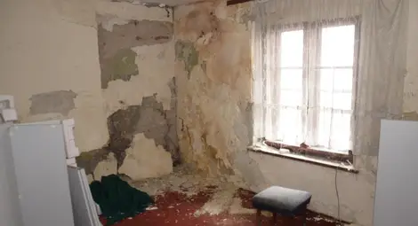 Клошари успели да се настанят в заключения бивш Учителски дом