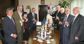 Наздравица с 16-годишно уиски вдигнаха бивши губернатори на гости на Бурджиев