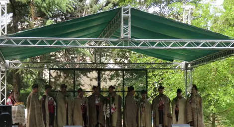 Мъжка коледарска група на читалището в Пиргово.                                         Снимка: Община Русе