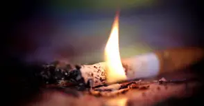 Майка откри загиналия си заради незагасена цигара син