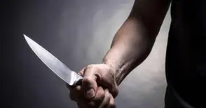 Крадец тръгнал да разфасова  стари коли с кухненски нож