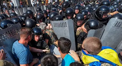 90 ранени пред парламента в Киев