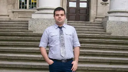 8 години по-късно Филип Тодоров влиза в старата си класна стая, но като учител