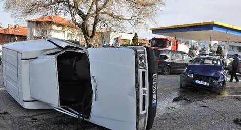 Непозволена маневра и отнето предимство прати петима души са в болница