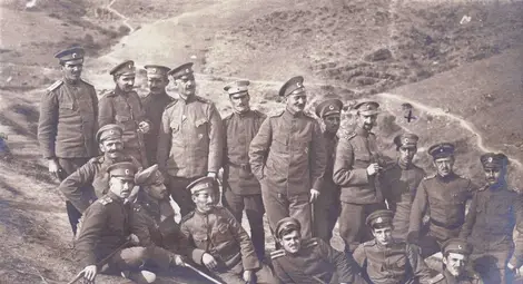 Д-р П. Пандурски и войници, участници в Първата световна война на ноем. 1917 г. Д-р П. Пандурски и войници, участници в Първата световна война на ноем. 1917 г.