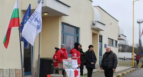 Доброволци посрещат украинци с вода и закуски на Дунав мост