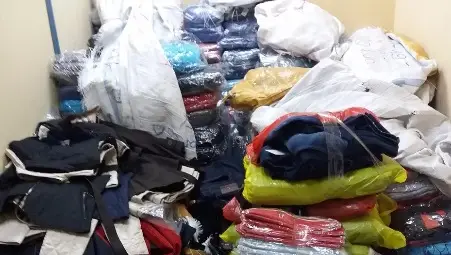 1800 фалшиви дънки, анцузи и други дрехи извадени от турски тир 1800 фалшиви дънки, анцузи и други дрехи извадени от турски тир