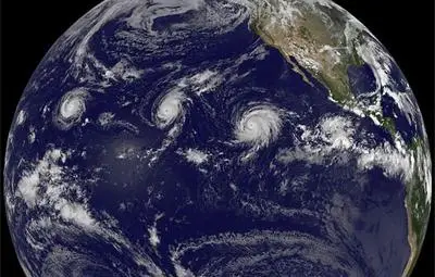 Три урагана заснети едновременно над Тихия океан за първи път досега Три урагана заснети едновременно над Тихия океан за първи път досега