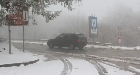 Априлски сняг затрупа Шипка