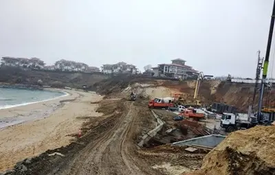 Започва проверката в две морски общини заради бетона край плажа
