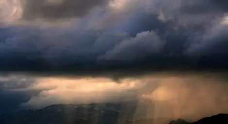 Студеният фронт идва с гръмотевици и дъжд нощес Студеният фронт идва с гръмотевици и дъжд нощес