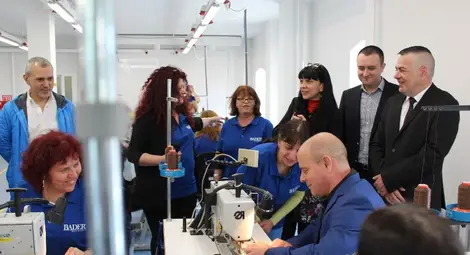 И кметът на Русе Пламен Стоилов се изкуши да изпробва как ще се шие кожа в &bdquo;Бадер&ldquo;. Снимки: Авторът