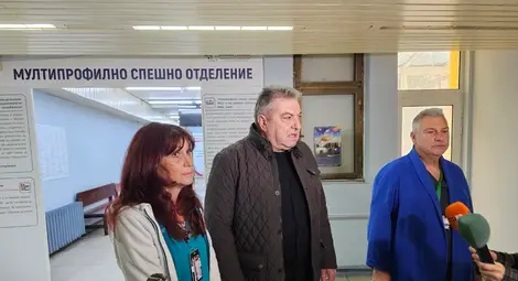 Главната медицинска сестра Цветелина Станчева, изпълнителният директор Иван Иванов и началникът на Спешното отделение д-р Венцислав Филипов /от ляво надясно/.