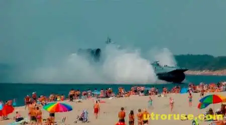 Руски военен кораб акостира на плаж с почиващи хора /видео/