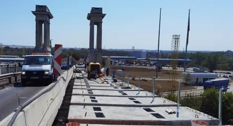 85 нови стоманобетонови панела са монтирани при ремонта на Дунав мост при Русе