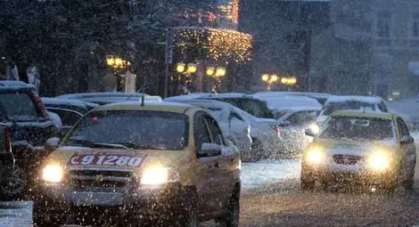 Пътищата са мокри, на места заледени