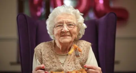 102-годишна британка цял живот се храни с любимата си риба с картофки
