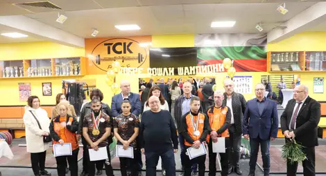 ТСК Русе посрещна тържествено Ангел Русев и останалите си звезди, участвали в европейското пъ вдигане на тежести