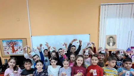 Деца даряват мартенички на онкоболни и лекари в Русе Деца даряват мартенички на онкоболни и лекари в Русе