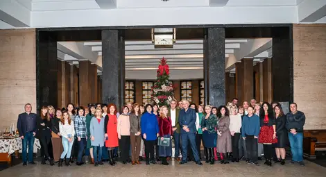 3-метрова коледна елха грейна в Съдебната палата в Русе