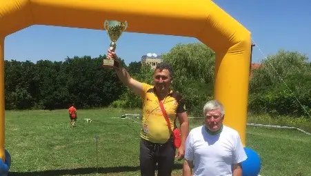 Ръководителят на отбора Цветан Цанев с шампионската купа &bdquo;Странджа&ldquo;.                      Снимка:&ldquo;Компас-Крос&ldquo; 