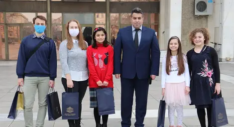 Областният управител Галин Григоров награди победителите в литературен конкурс на Военния клуб в Русе