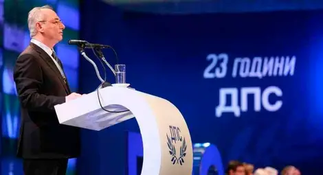 В доклада на Ахмед Доган се посочвало, че се оттегля от лидерския пост и предлага за свой наследник Лютви Местан