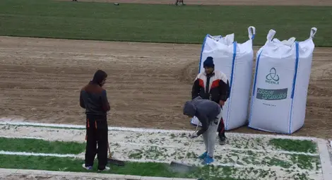 Теренът на стадион &bdquo;Дунав&ldquo; се покрива с трева до края на седмицата