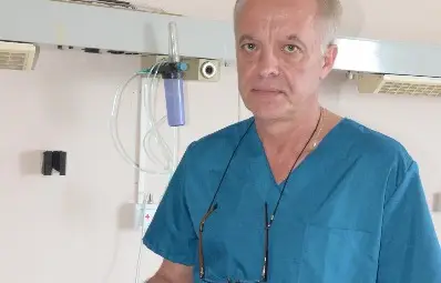 Д-р Бисер Начев показва действието на новата система за повикване в Комплексния онкологичен център. Снимка:Красимир СТОЯНОВ