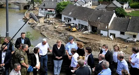 Меркел посети пострадалите от наводненията райони